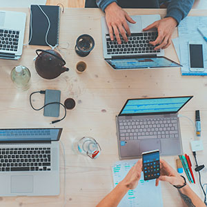 Escritorio con dos programadores trabajando